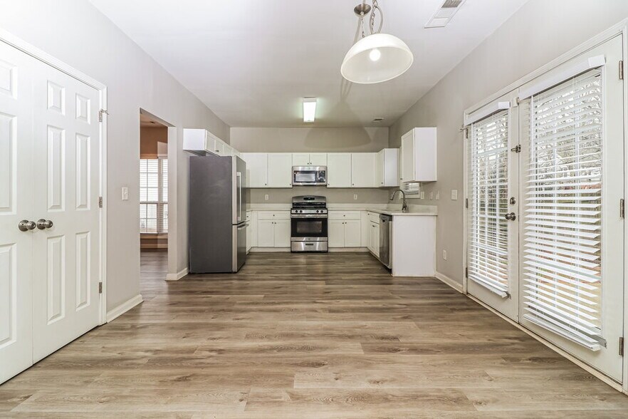 Building Photo - 1610 Silver Oak Dr