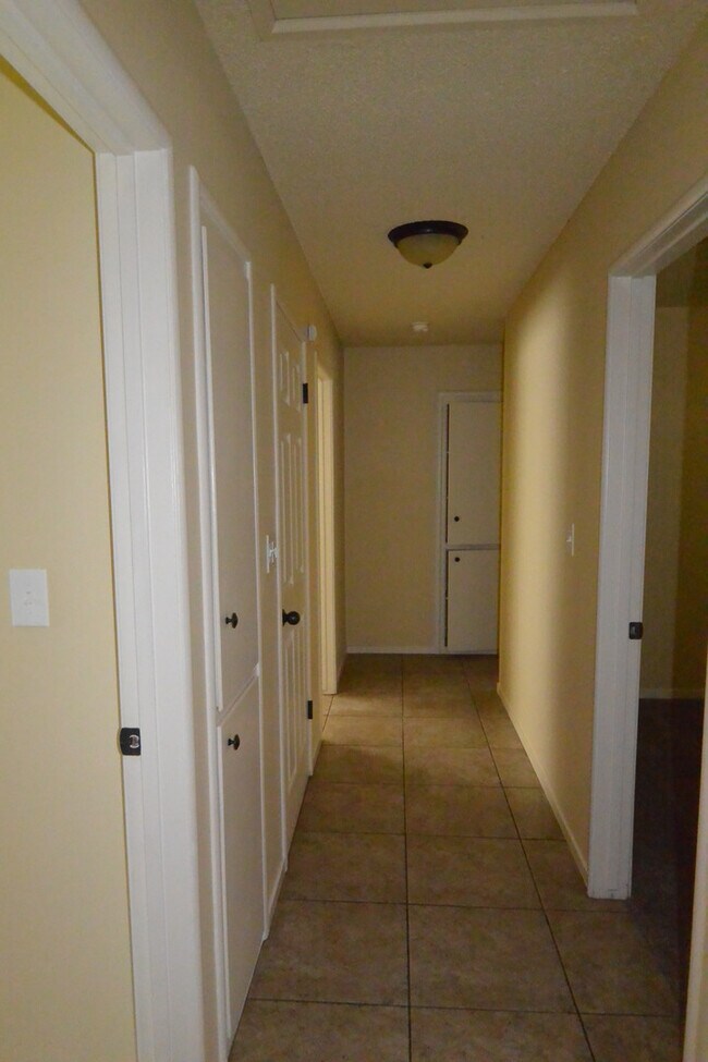 Building Photo - 3 Bedroom 2 Bathroom Home in SW Visalia close to shopping and restaurants!