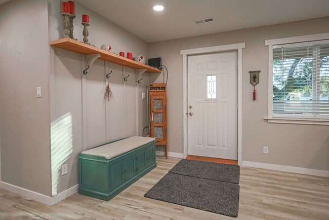 Building Photo - Full Furnished, Cozy Country Cottage Available for short term rental