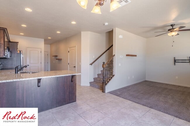 Building Photo - Lovely townhome with Community Pool!