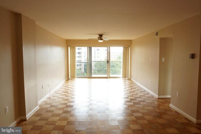 Building Photo - 1300 Army Navy Dr