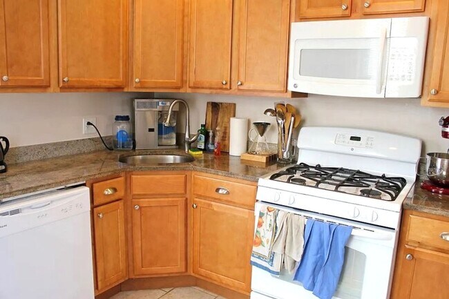 Building Photo - Gorgeous 2-Bedroom Townhome in the Heart o...