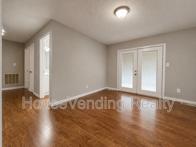 Building Photo - 2214 Highland Rd