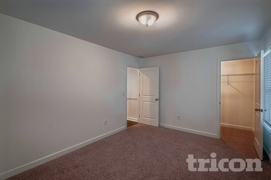 Building Photo - 161 E Rdg Wy