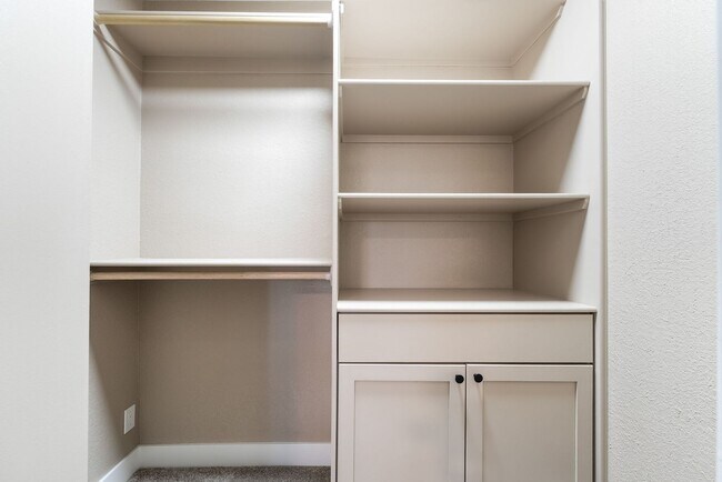 Building Photo - 968 Pinehurst Dr