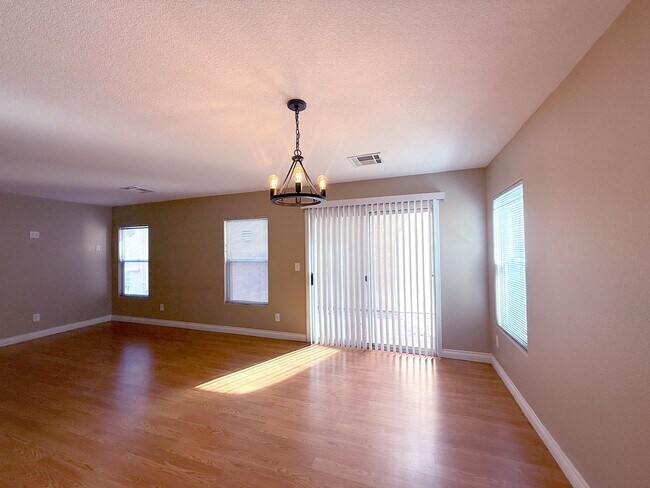 Building Photo - Great 3 bedroom home with open downstairs ...