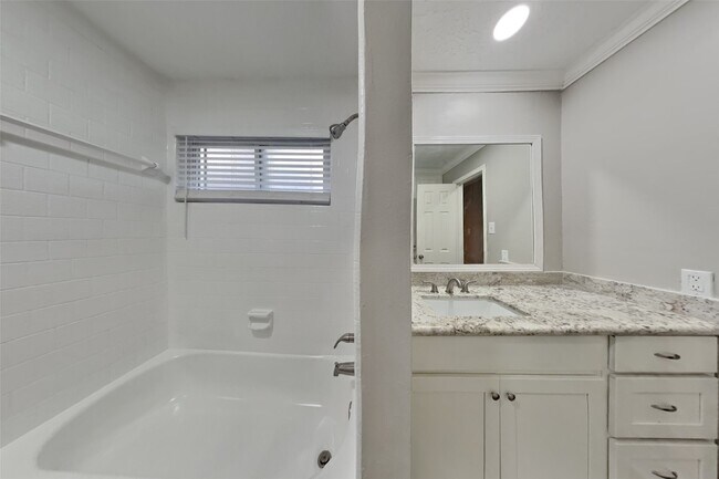 Building Photo - 16318 Elmwood Point Ln