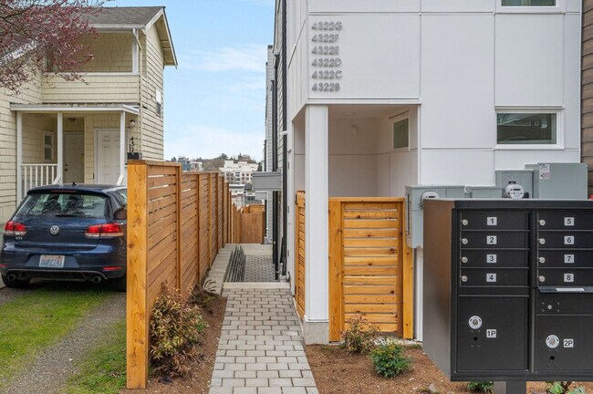 Building Photo - 4453 Aurora Ave N