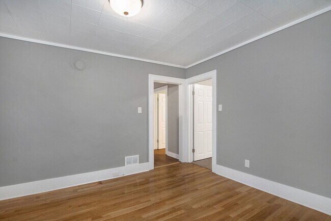 Building Photo - NW 2BR Upper