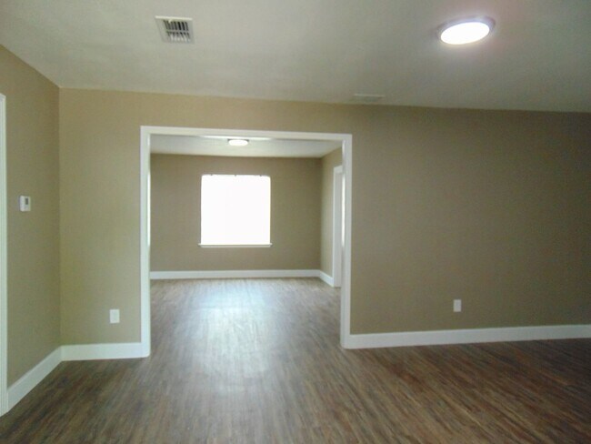 Building Photo - PRE-LEASE NOW! AVAILABLE 6/13/25-2605 33rd...