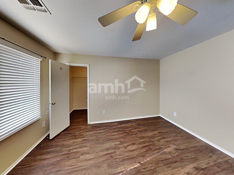 Building Photo - 1102 E Renegade Trl