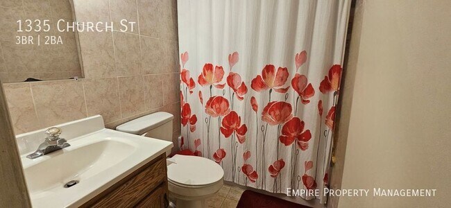 Building Photo - 3 Bedroom/1.5 Bathroom Town House in Fount...