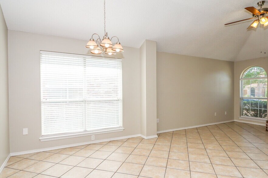 Building Photo - 2824 Bent Brook Dr