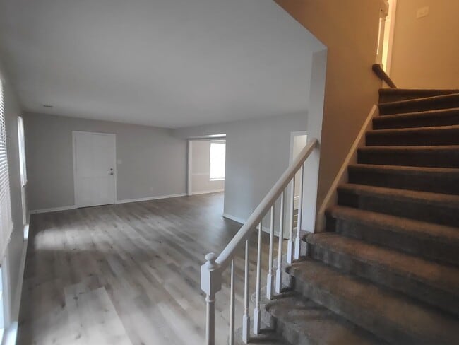 Building Photo - Pristine Duplex Home Located in the Lincol...