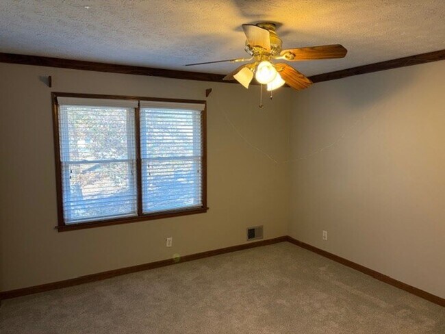 Building Photo - 185 Redwood Cir