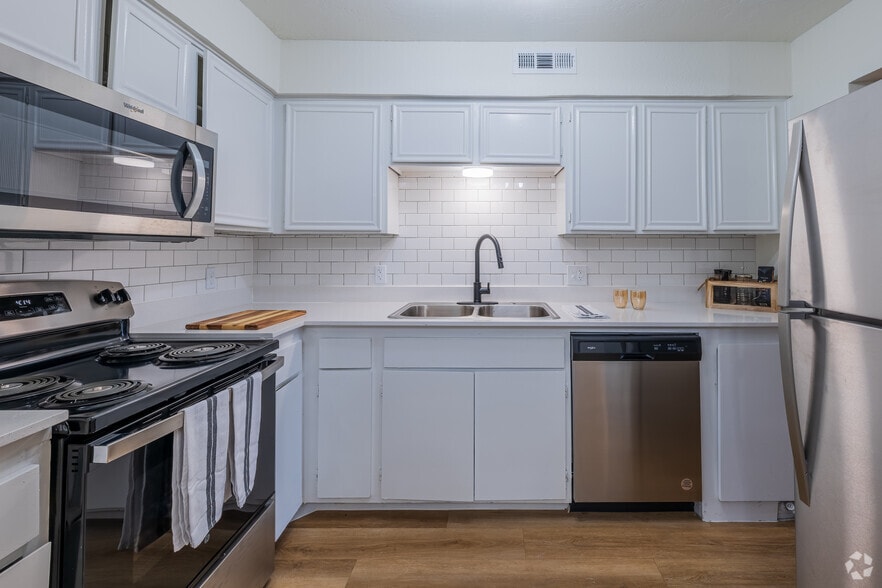 3BA, 2BR - 1109SF - Kitchen - Isabella at Norman Apartments