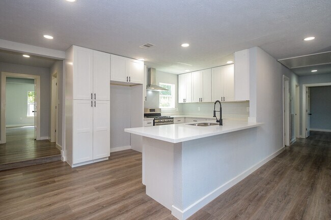 Building Photo - 9230 Lanewood Dr