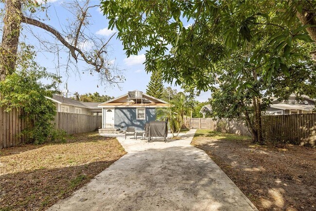 Building Photo - 1209 E Ida St