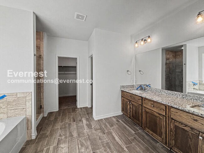 Building Photo - Limited Time Special Offer / 4 Bed, 3 Bath Home with Garage / Pet-Friendly / Vouchers Accepted / ...