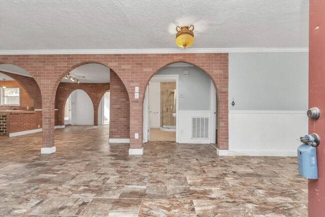 Building Photo - 602 Everett St