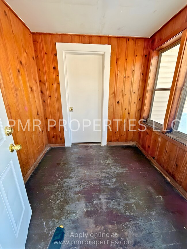 Building Photo - 2 Bedrooms/1 Bathroom House