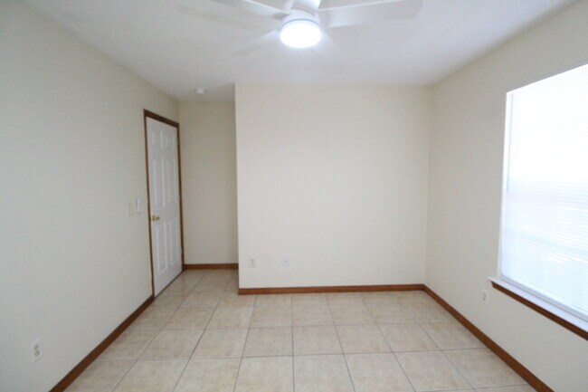 Building Photo - Coastal Living in Gulf Breeze! Spacious 2B...