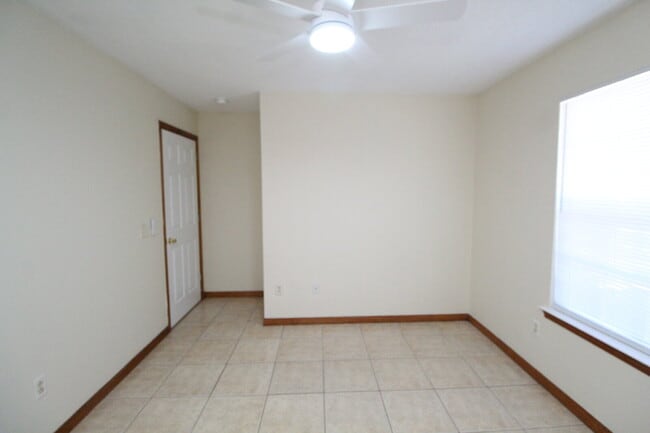 Building Photo - Coastal Living in Gulf Breeze! Spacious 2BR/2BA Duplex with Tile Floors, Laundry Room & Dishwashe...