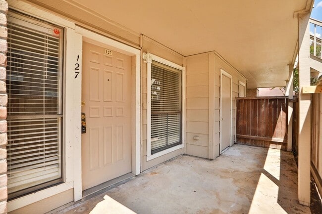 Building Photo - For Lease-Housing Vouchers Accepted | 2 Bed, 2 Bath | 925 Sq Ft | Lakecrest Community |