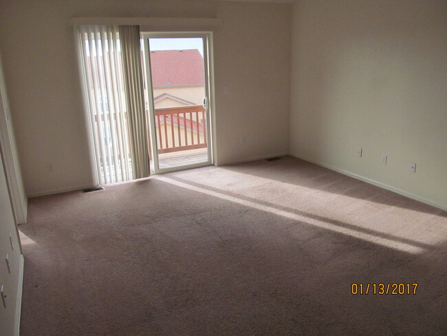 Building Photo - 2 Bed 2 Bath Condo....Available Now In Gat...