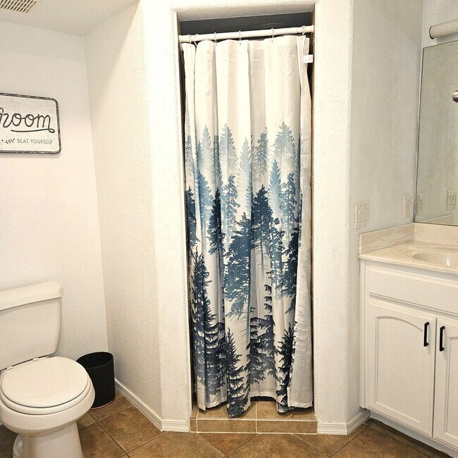 Building Photo - Golf Course Rental Property!