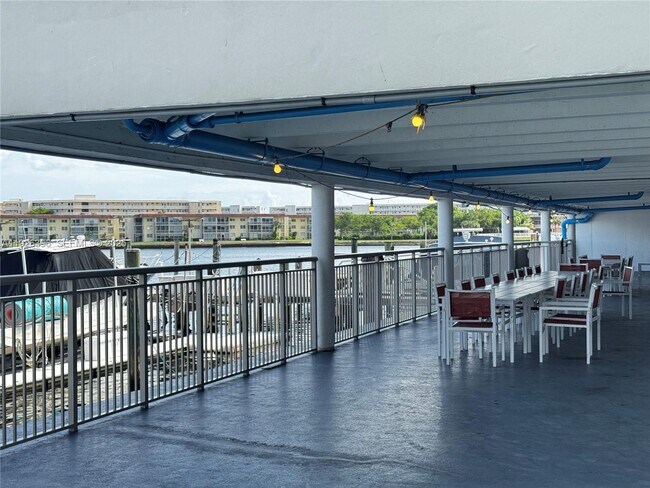 Building Photo - 18061 Biscayne Blvd