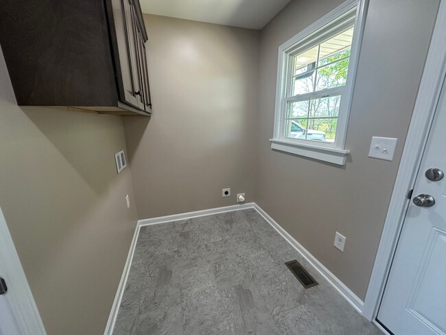 Building Photo - Newly Renovated Home in Shelbyville - 30 m...