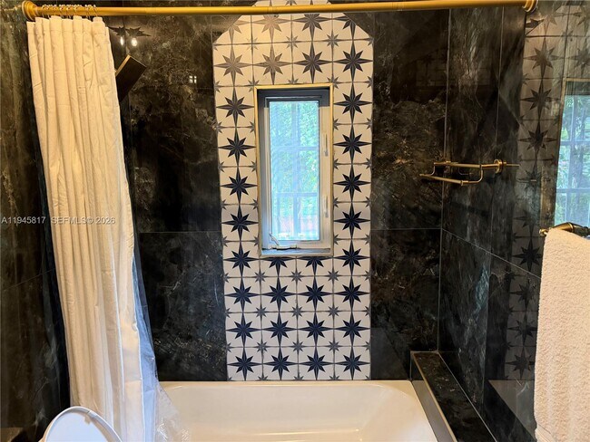 Building Photo - 915 Ferdinand St