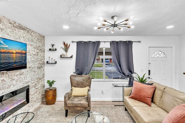 Building Photo - 4633 SW 28th Ave