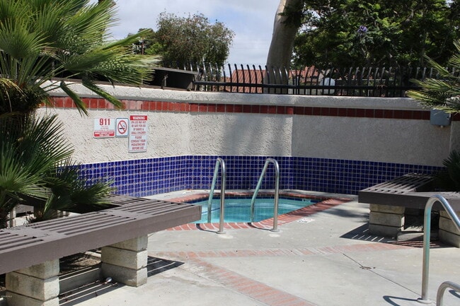 Building Photo - 480 Las Palomas Dr