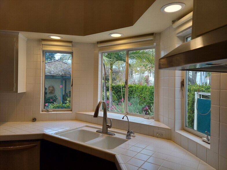 Building Photo - 755 N Harper Ave