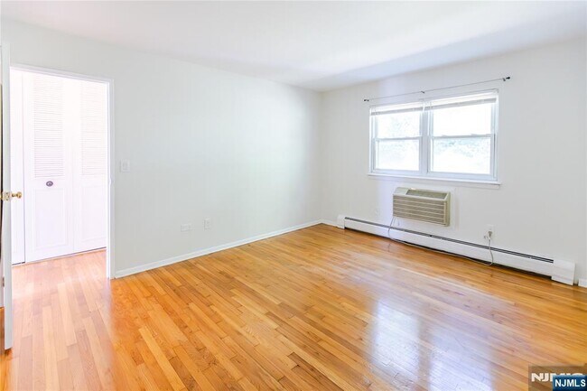 Building Photo - 108 Regency