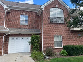 Building Photo - Shelby TWP 2-BR, 2-BA with Attached Garage...