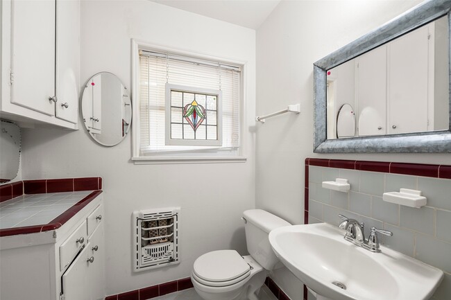 Building Photo - 2114 Saxon Dr