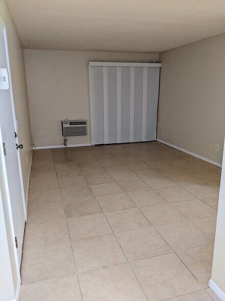 Building Photo - 12710 Lakeshore Dr