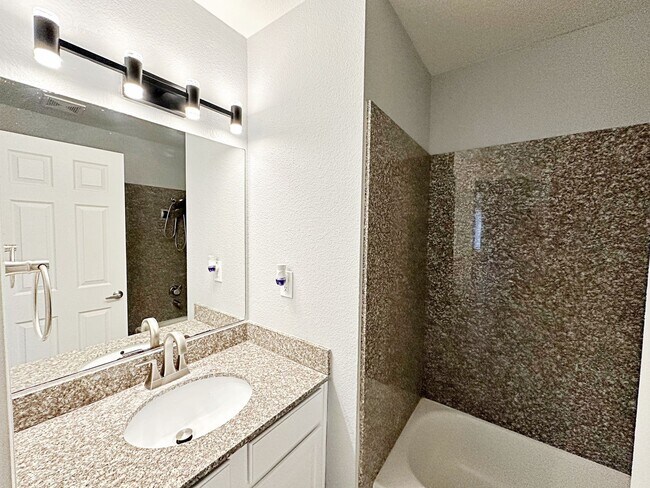 Building Photo - 2 BEDROOM 2 BATH FULLY REMODELED CONDO IN ...