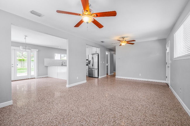 Building Photo - 302 Loruna Dr