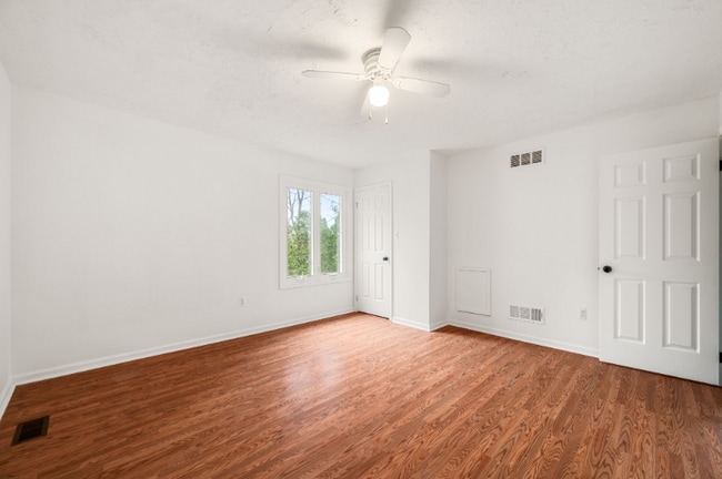 Building Photo - 302 Pinebrooke Cir