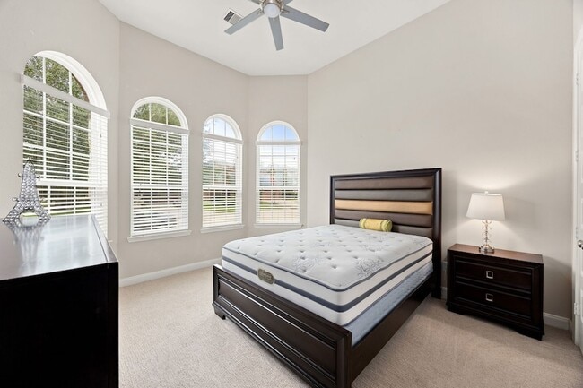 Building Photo - 25819 Oakwood Knoll Dr