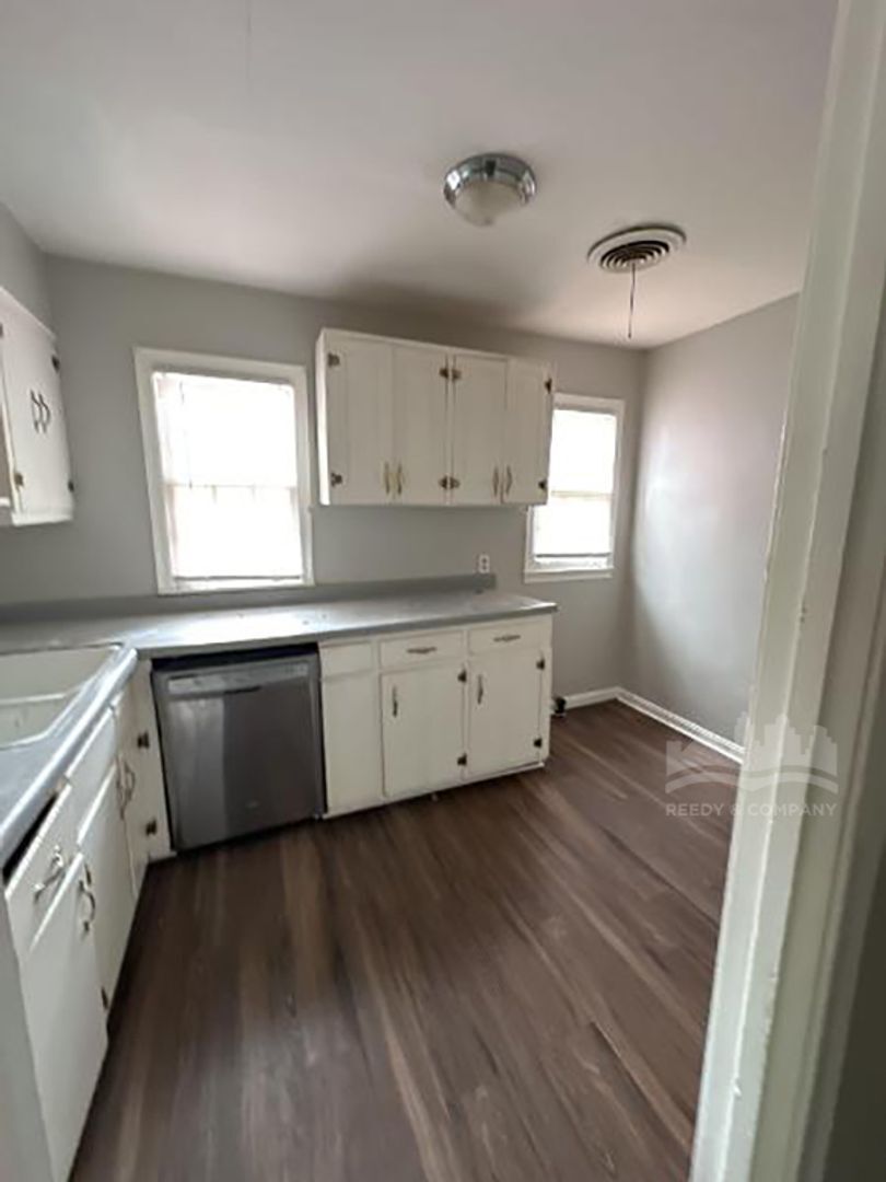 Building Photo - 1240 Robin Hood Ln