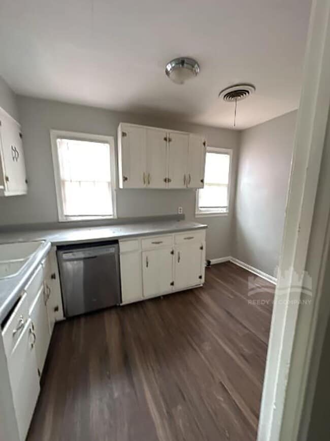 Building Photo - 1240 Robin Hood Ln