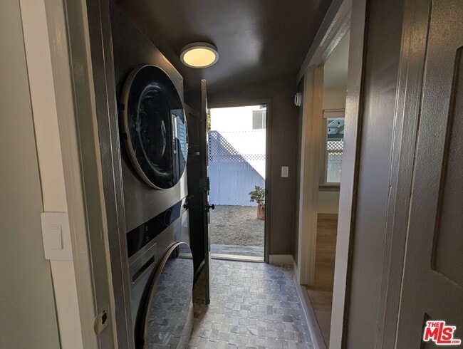 Building Photo - 1015 Granville Ave