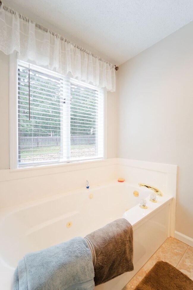 Building Photo - 3 Bed, 2 bath, in Hot Springs Village