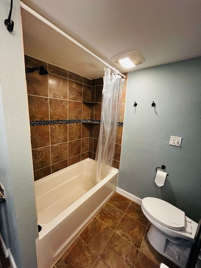 Building Photo - 4 Bedroom East Bremerton with Large Yard