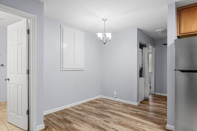 Building Photo - $200 Off First Months Rent! Cozy 3-Bedroom...
